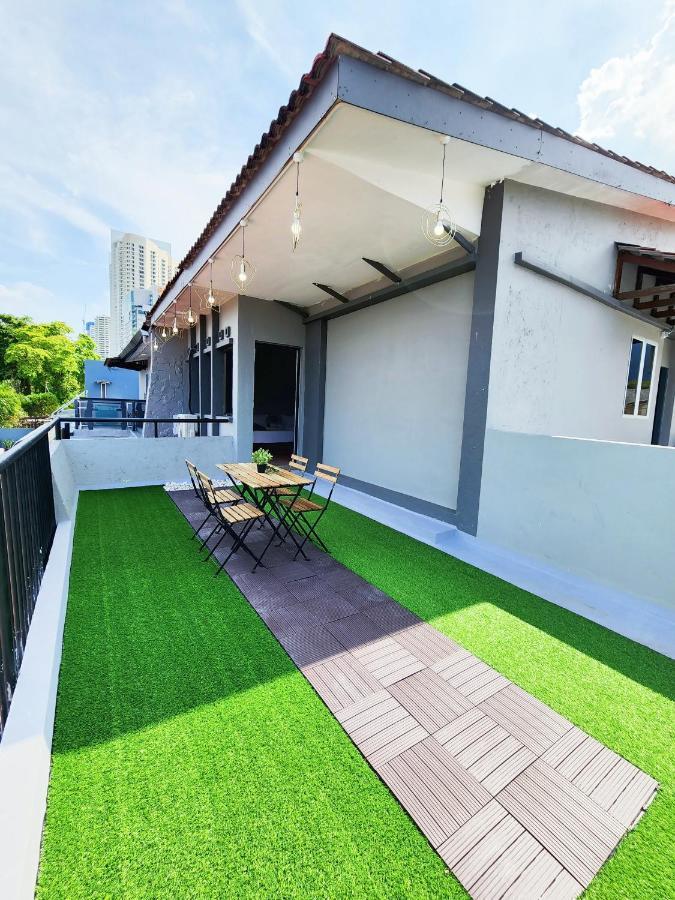 Gurney Coast Guest House By Sky Hive George Town Exteriör bild